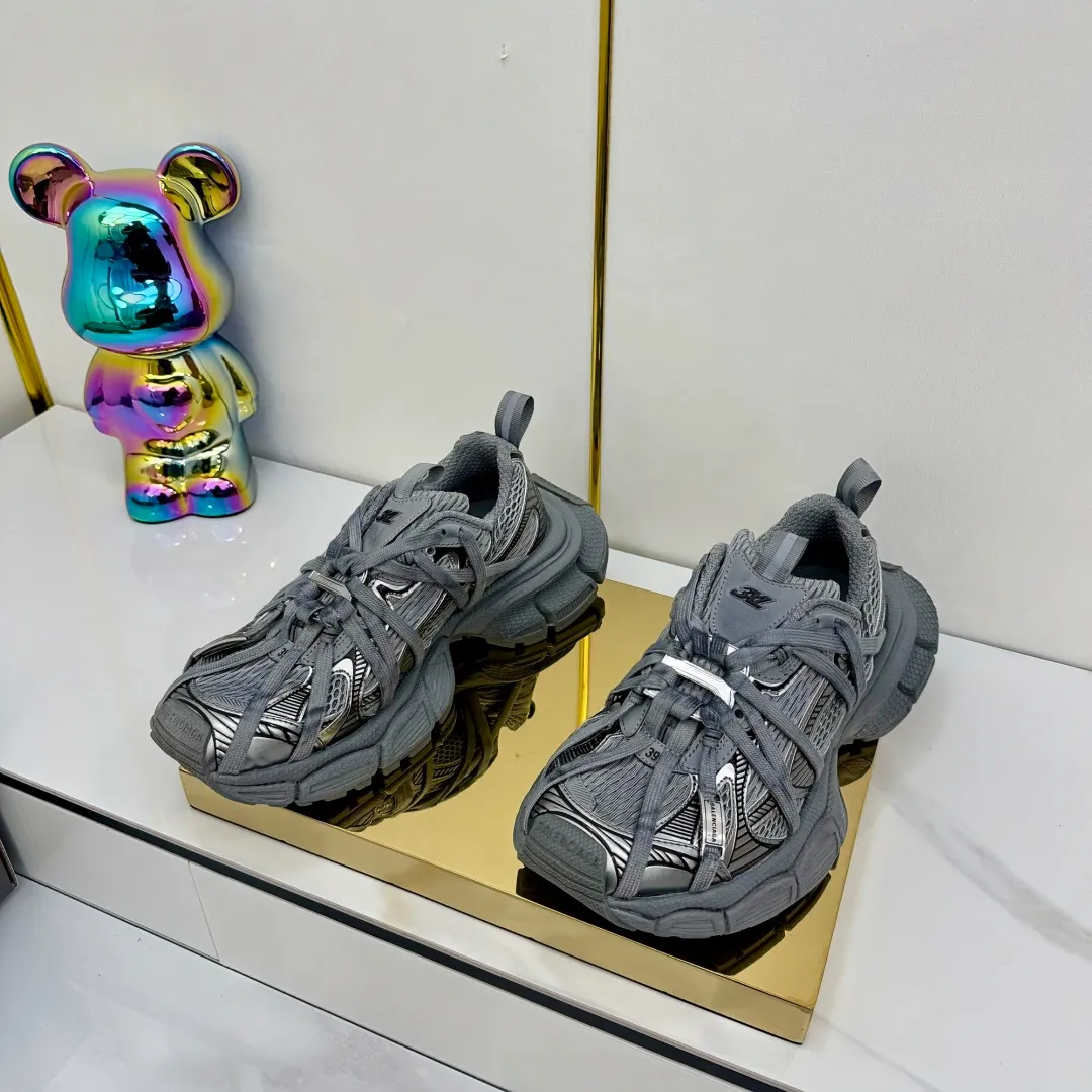 👟👟Ex-factory price 820👟👟 Balenciaga Balenciaga's latest popular 9th generation 3XL Sneaker Spider-Man series, couple's dad shoes, original purchase, development and production. Balenciaga 3XL Sneaker's overall shoe shape draws on the creative ideas of Balenciaga Track and Balenciaga Runner. It is equivalent to removing the outer frame of the Track shoe body while inheriting the streamlined shape and shape of the Runner. Track flat toe, new color matching, the entire shoe body is integrated into the spider binding shoelace design decoration, the exaggerated shape is more prominent. Fabric: original customized imported technical fabric + mesh inner lining: original customized breathable mesh lining. Outsole: original molded 5-layer ultra-light MD combination rubber sole. Bottom thickness: 5CM. Size: 35-45. Original packaging.